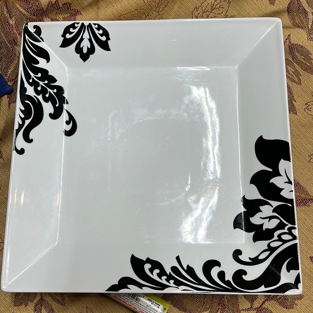 Whiteware Black and White
by the cellar Lg square Dinner Plates